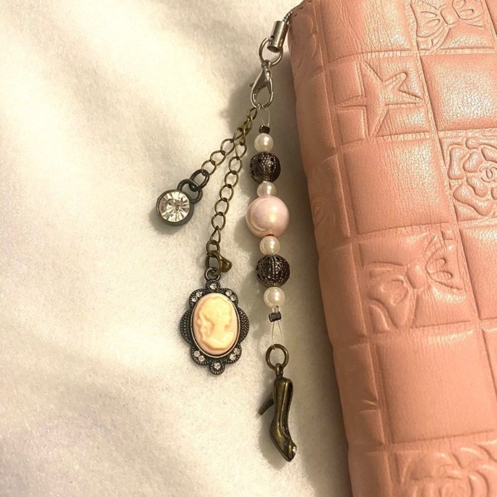 Cameo Planner Charm - Picture 1 of 9